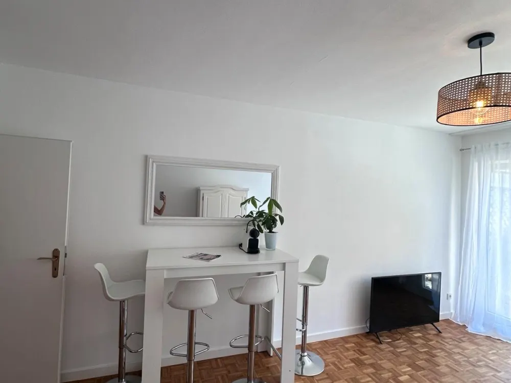 Wunderschönes Studio in Solln mit Südbalkon & TG Stellplatz