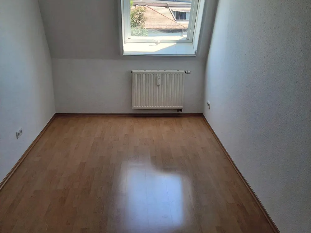 Helle Altbau-Dachgeschosswohnung - mit Aufzug nahe Zentrum