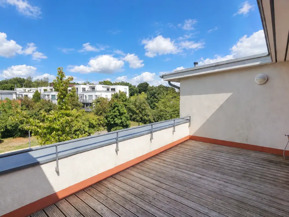 von Privat! Maisonette mit Dachterrasse & Loggia im Camp King