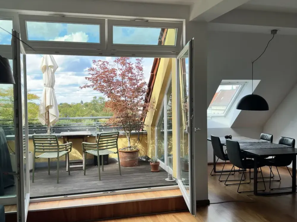 Helle möblierte Dachgeschosswohnung am Helmholtzplatz, Terrasse & Balkon, 75 m², befristet auf 24 M