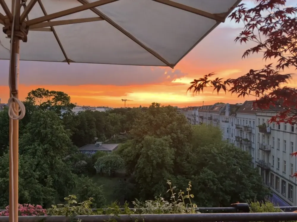 Helle möblierte Dachgeschosswohnung am Helmholtzplatz, Terrasse & Balkon, 75 m², befristet auf 24 M