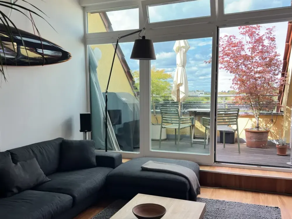 Helle möblierte Dachgeschosswohnung am Helmholtzplatz, Terrasse & Balkon, 75 m², befristet auf 24 M