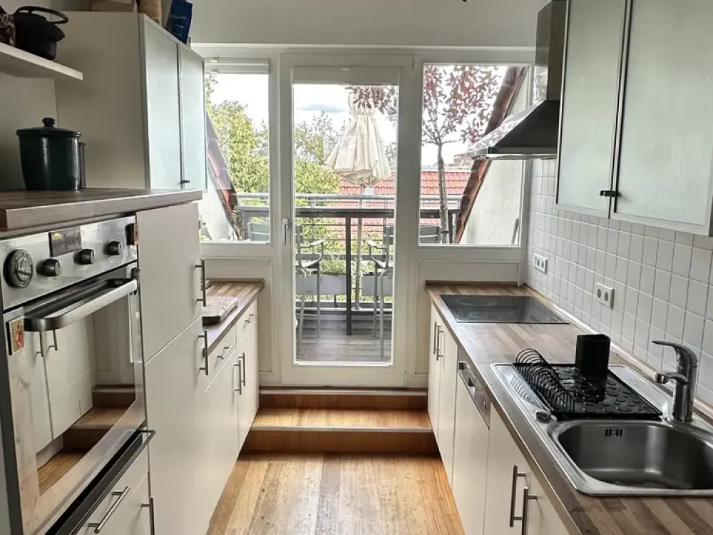 Helle möblierte Dachgeschosswohnung am Helmholtzplatz, Terrasse & Balkon, 75 m², befristet auf 24 M
