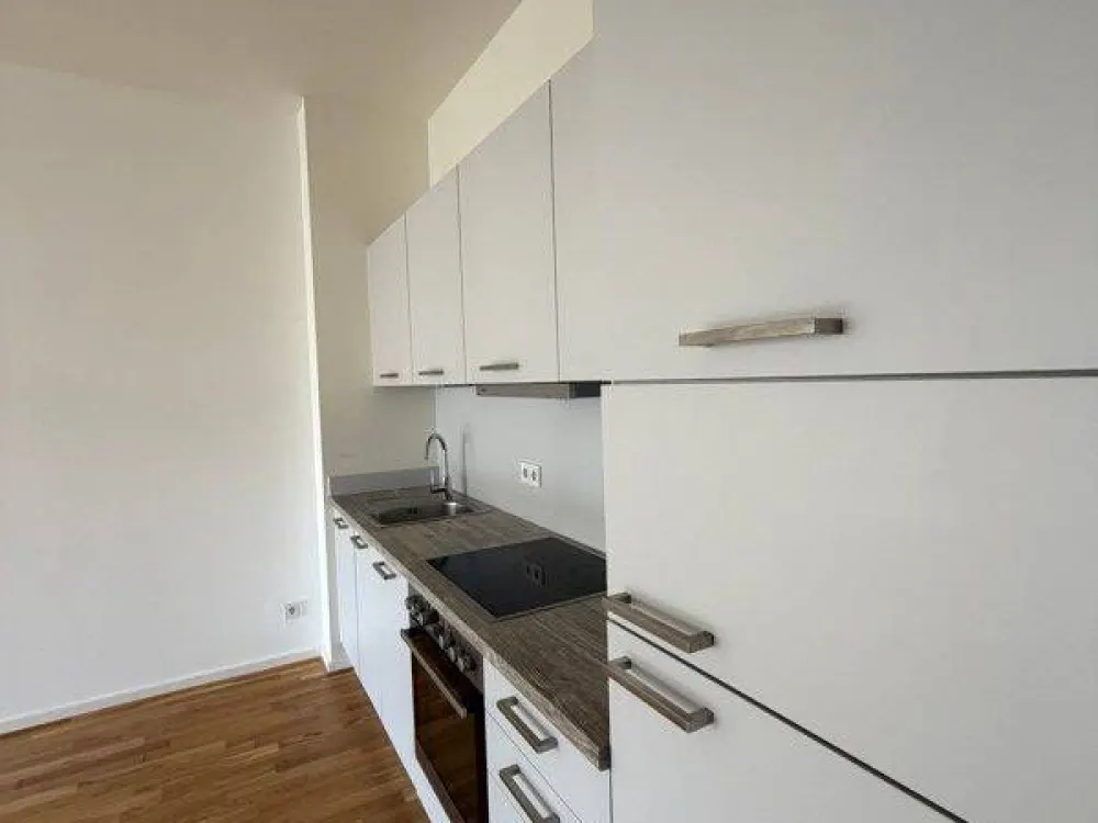 Lichtdurchflutete 2-Raum-Wohnung mit Einbauküche und Balkon - zentral gelegen