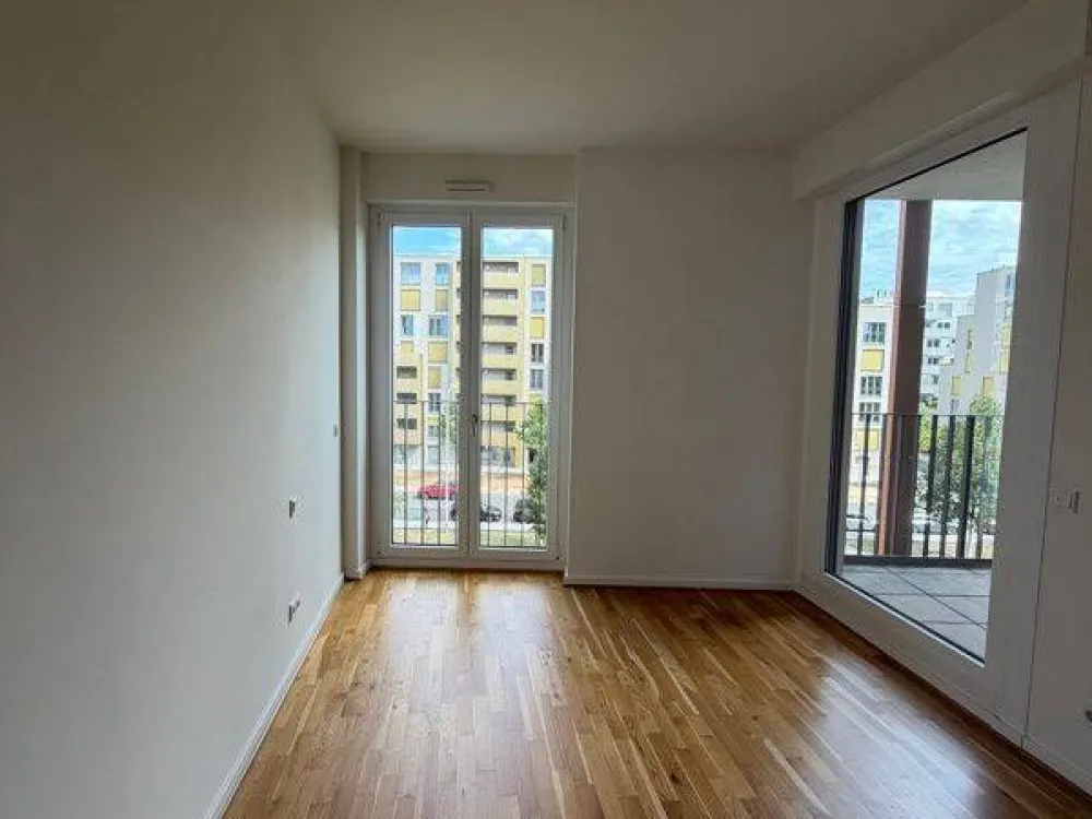 Lichtdurchflutete 2-Raum-Wohnung mit Einbauküche und Balkon - zentral gelegen