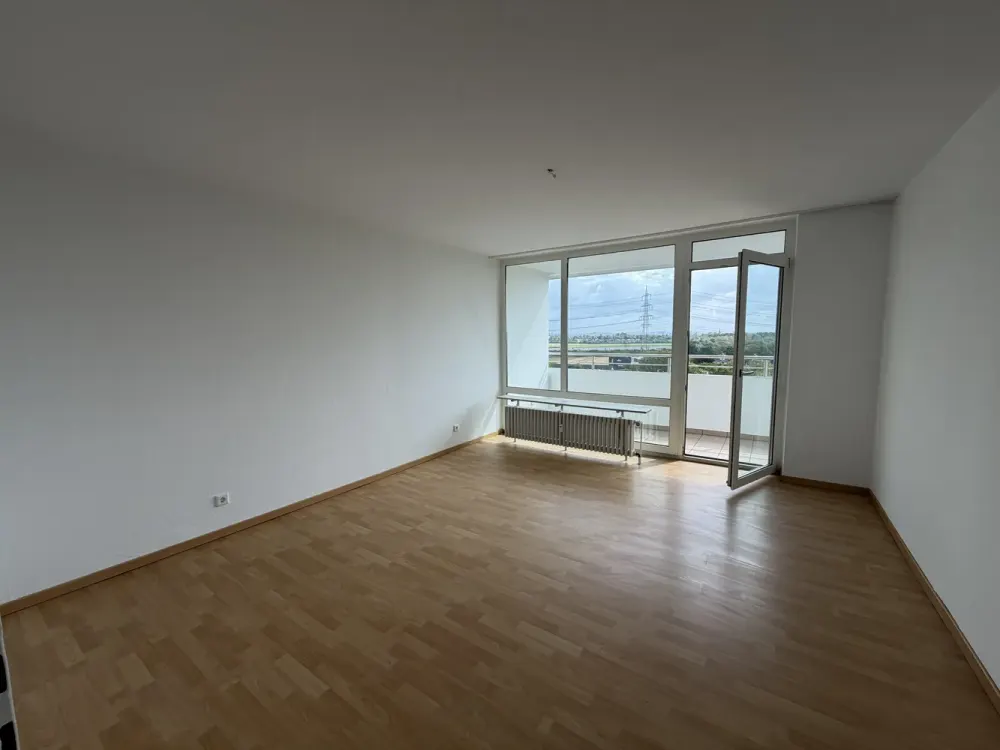 Lichtdurchflutete großzügige Wohnung mit Ausblick, frisch saniert