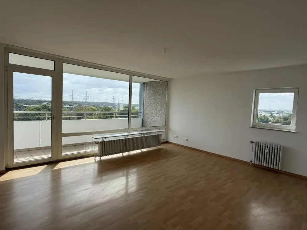 Lichtdurchflutete großzügige Wohnung mit Ausblick, frisch saniert
