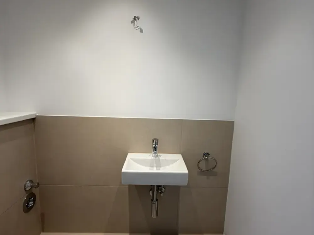 Lichtdurchflutete großzügige Wohnung mit Ausblick, frisch saniert