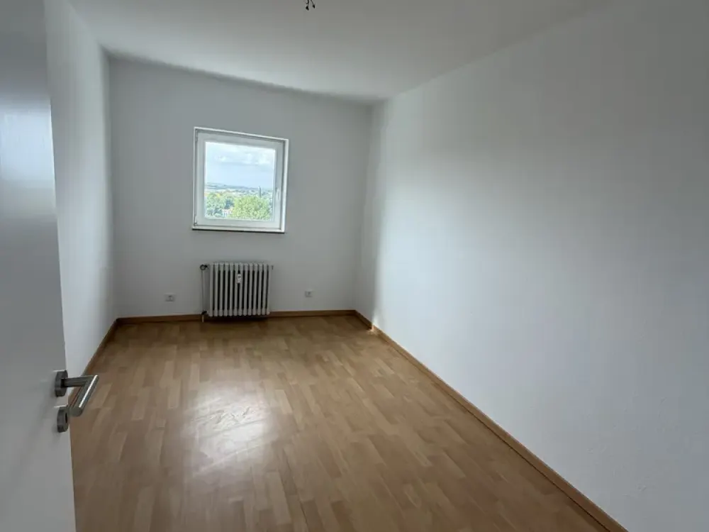 Lichtdurchflutete großzügige Wohnung mit Ausblick, frisch saniert