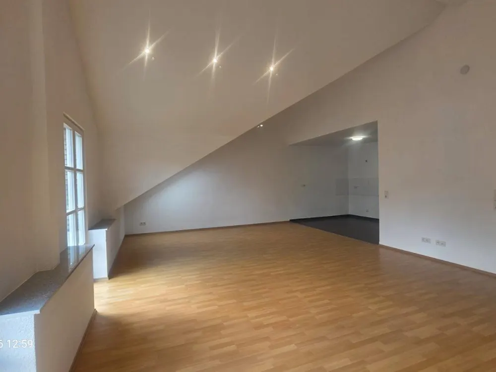 Große DG Wohnung mit Balkon und Garage in ruhiger Lage