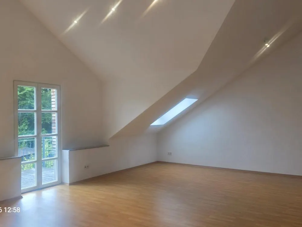 Große DG Wohnung mit Balkon und Garage in ruhiger Lage