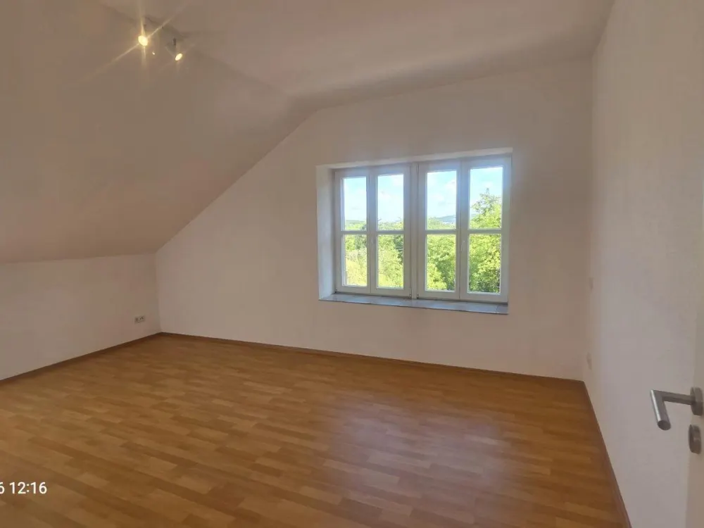 Große DG Wohnung mit Balkon und Garage in ruhiger Lage
