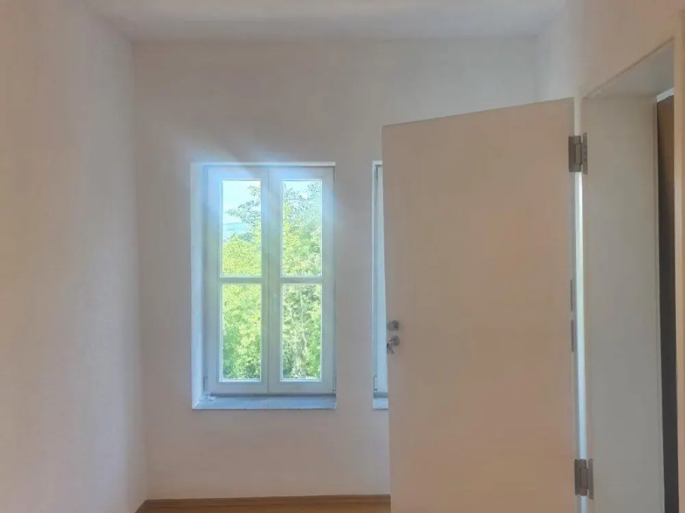 Große DG Wohnung mit Balkon und Garage in ruhiger Lage