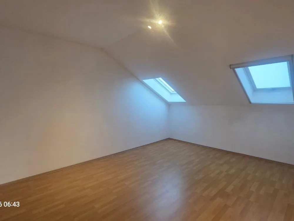 Große DG Wohnung mit Balkon und Garage in ruhiger Lage