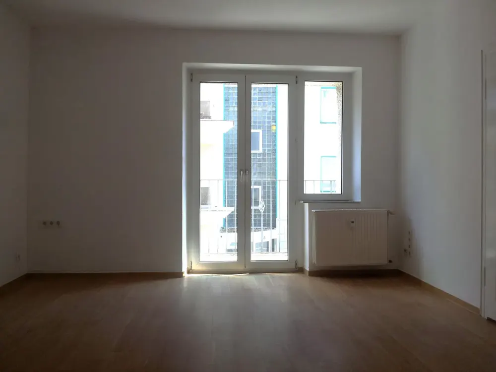 KR, Nähe Ostwall: geräumige 3-Zimmerwohnung, 1.OG, 4 kleine Balkone !
