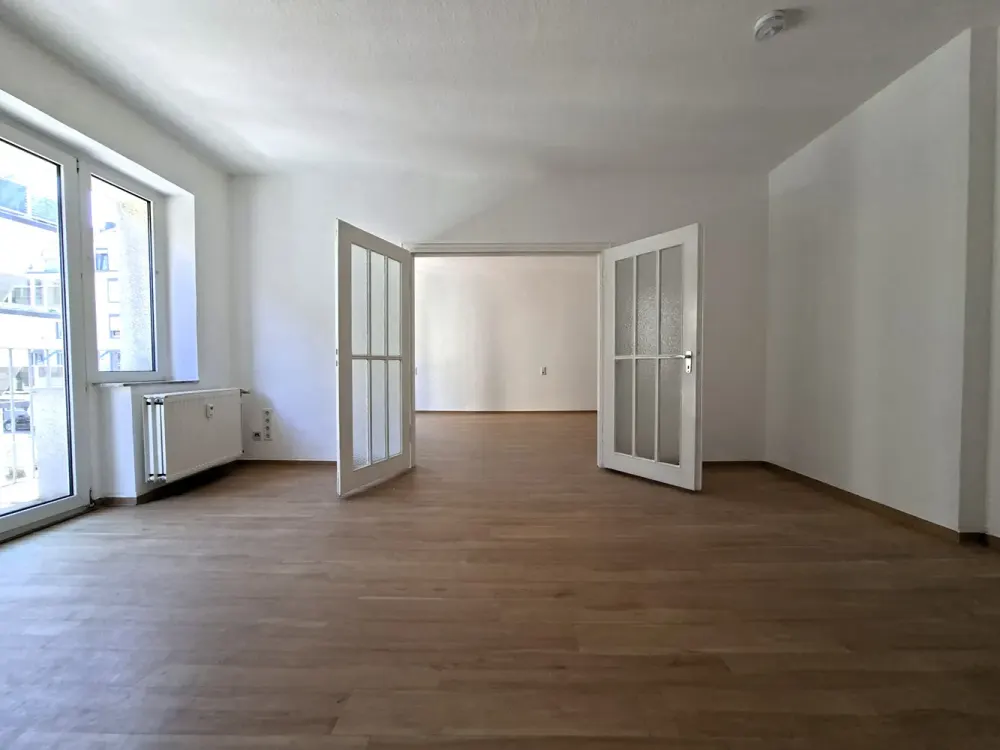 KR, Nähe Ostwall: geräumige 3-Zimmerwohnung, 1.OG, 4 kleine Balkone !