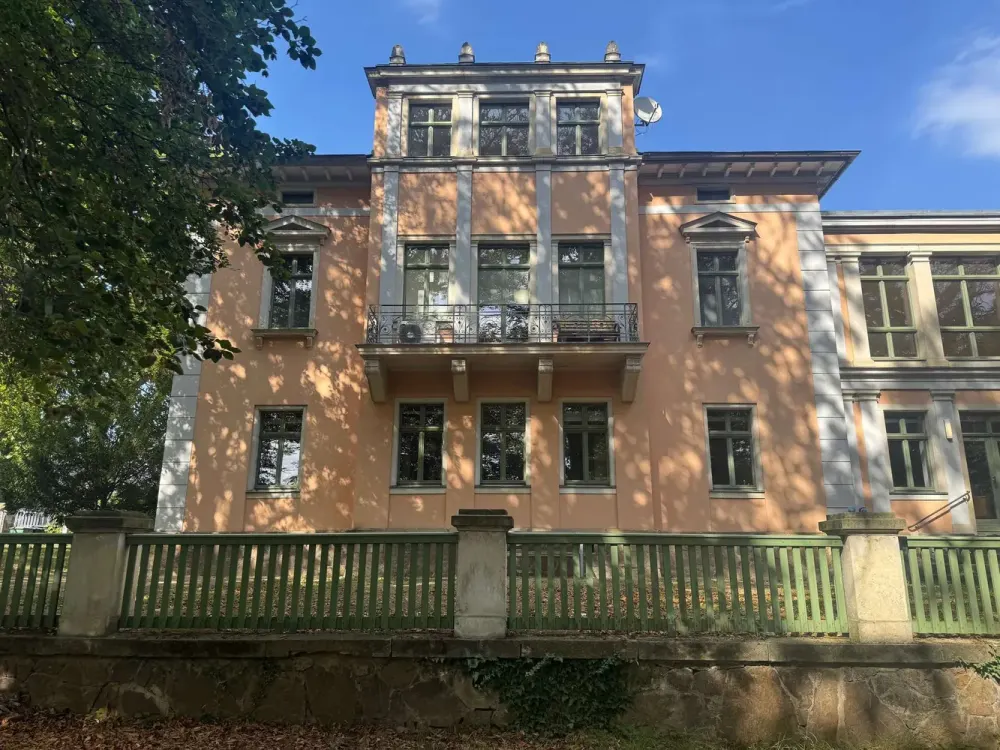 Besonderes Wohnen - Individuelle 4-Zi.-Dachgeschosswohnung mit Parkblick und historischem Ambiente