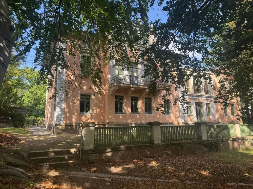 Besonderes Wohnen - Individuelle 4-Zi.-Dachgeschosswohnung mit Parkblick und historischem Ambiente
