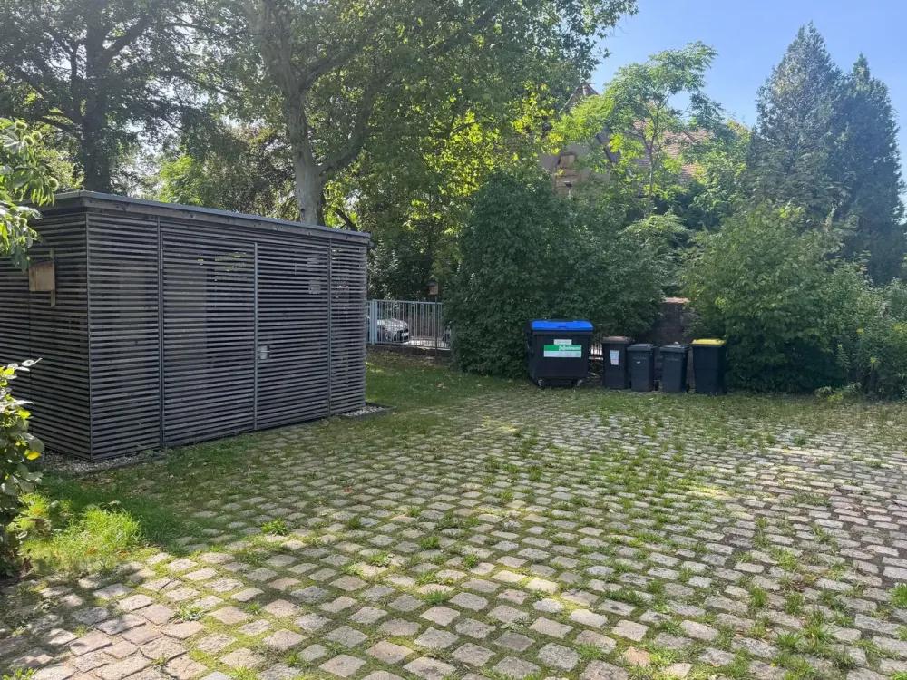 Besonderes Wohnen - Individuelle 4-Zi.-Dachgeschosswohnung mit Parkblick und historischem Ambiente