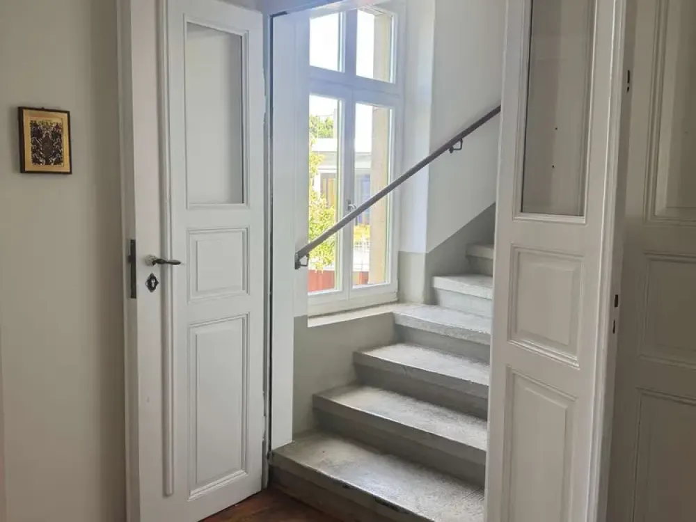 Besonderes Wohnen - Individuelle 4-Zi.-Dachgeschosswohnung mit Parkblick und historischem Ambiente