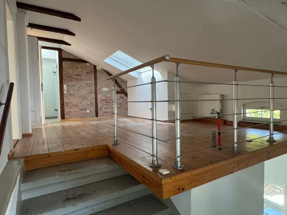 Besonderes Wohnen - Individuelle 4-Zi.-Dachgeschosswohnung mit Parkblick und historischem Ambiente