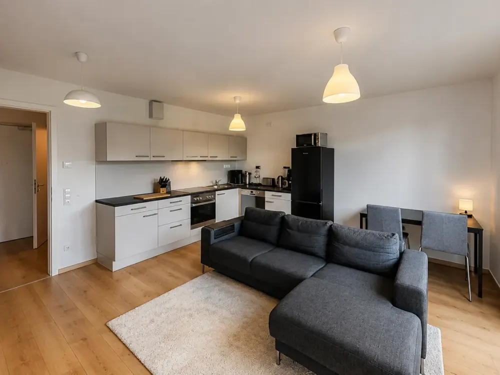 Möbliert einziehen: Barrierefreie 2-Zimmer-Neubauwohnung mit Südbalkon & Stellplatz