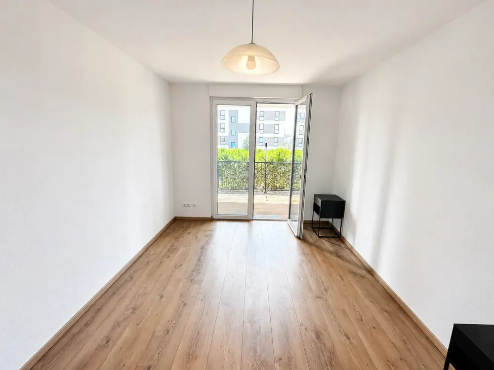 Möbliert einziehen: Barrierefreie 2-Zimmer-Neubauwohnung mit Südbalkon & Stellplatz