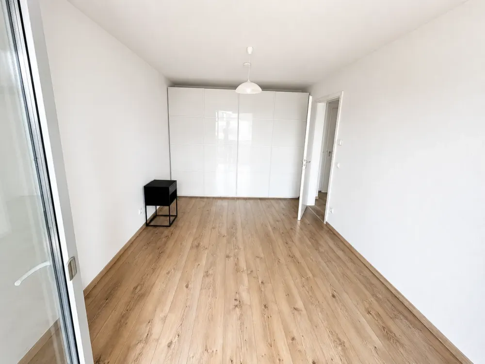 Möbliert einziehen: Barrierefreie 2-Zimmer-Neubauwohnung mit Südbalkon & Stellplatz