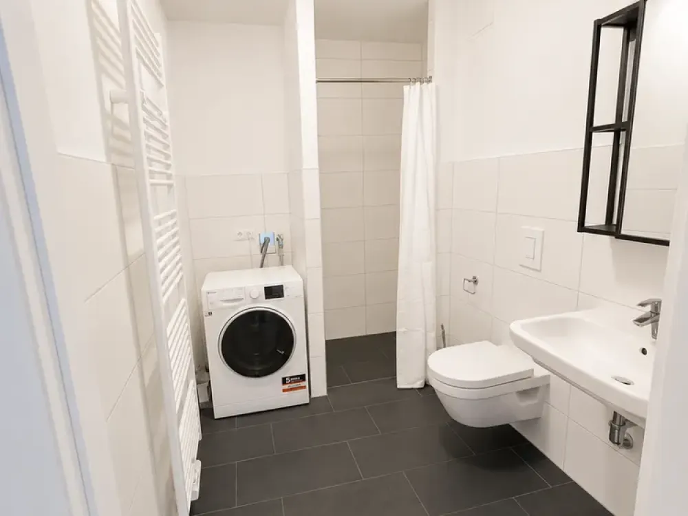 Möbliert einziehen: Barrierefreie 2-Zimmer-Neubauwohnung mit Südbalkon & Stellplatz