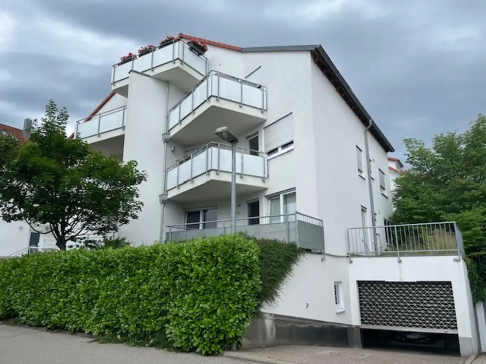Großzügige 3-Zi. mit EBK, Balkon und Garage !