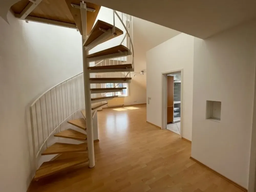 Großzügige 3-Zi. mit EBK, Balkon und Garage !