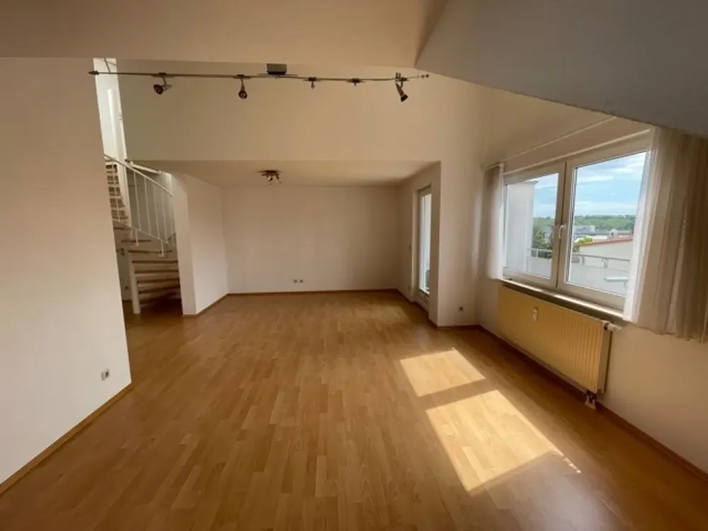 Großzügige 3-Zi. mit EBK, Balkon und Garage !