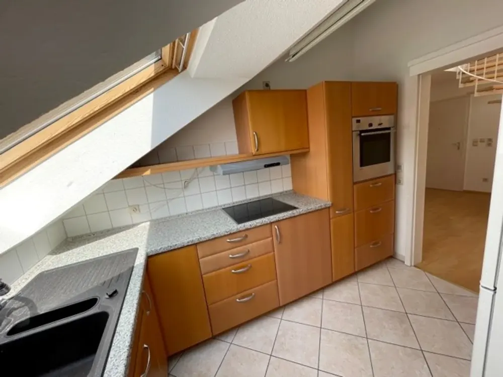 Großzügige 3-Zi. mit EBK, Balkon und Garage !