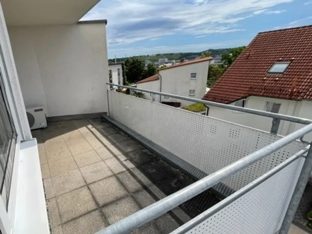 Großzügige 3-Zi. mit EBK, Balkon und Garage !