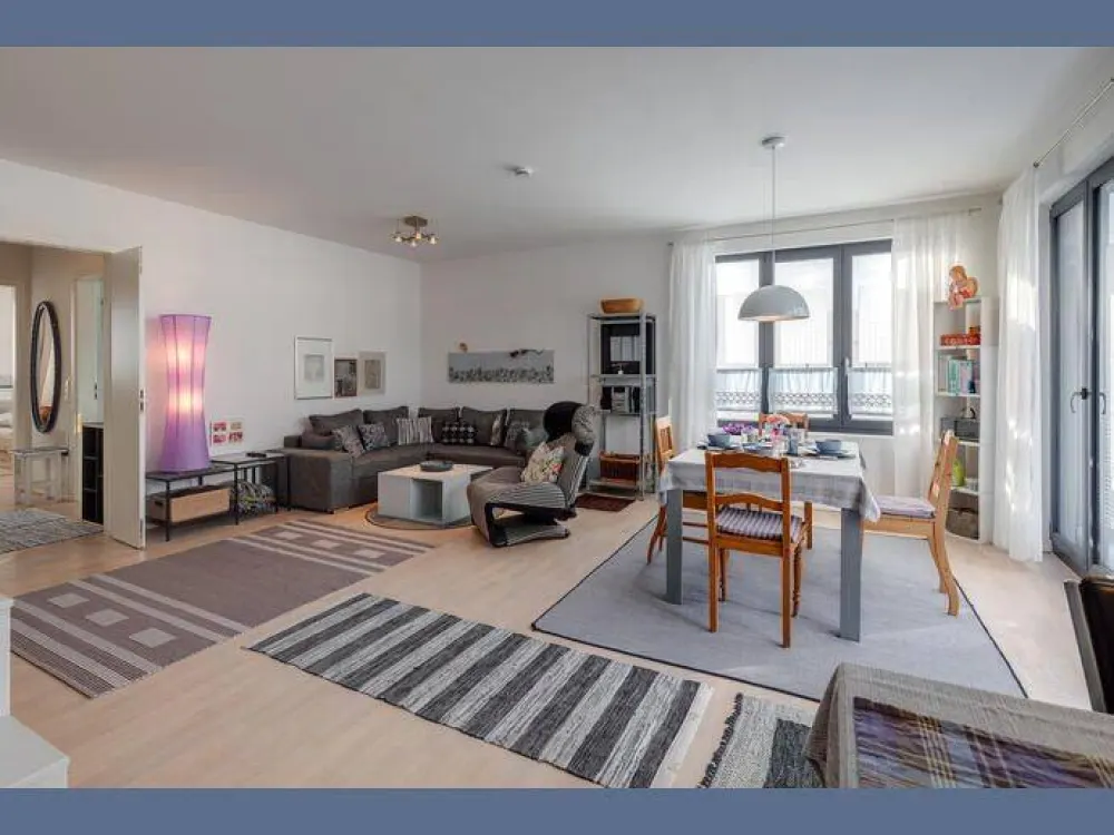 Möbliert: Großzügige 2-Zimmer Wohnung mit Einzelstellplatz