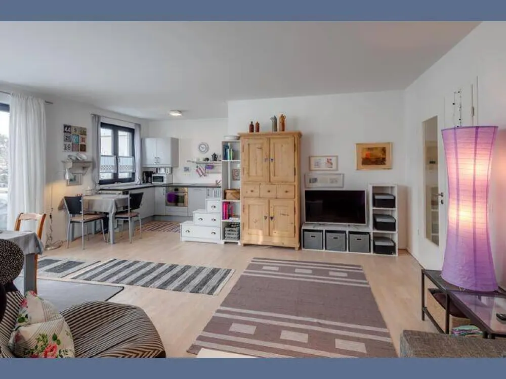 Möbliert: Großzügige 2-Zimmer Wohnung mit Einzelstellplatz