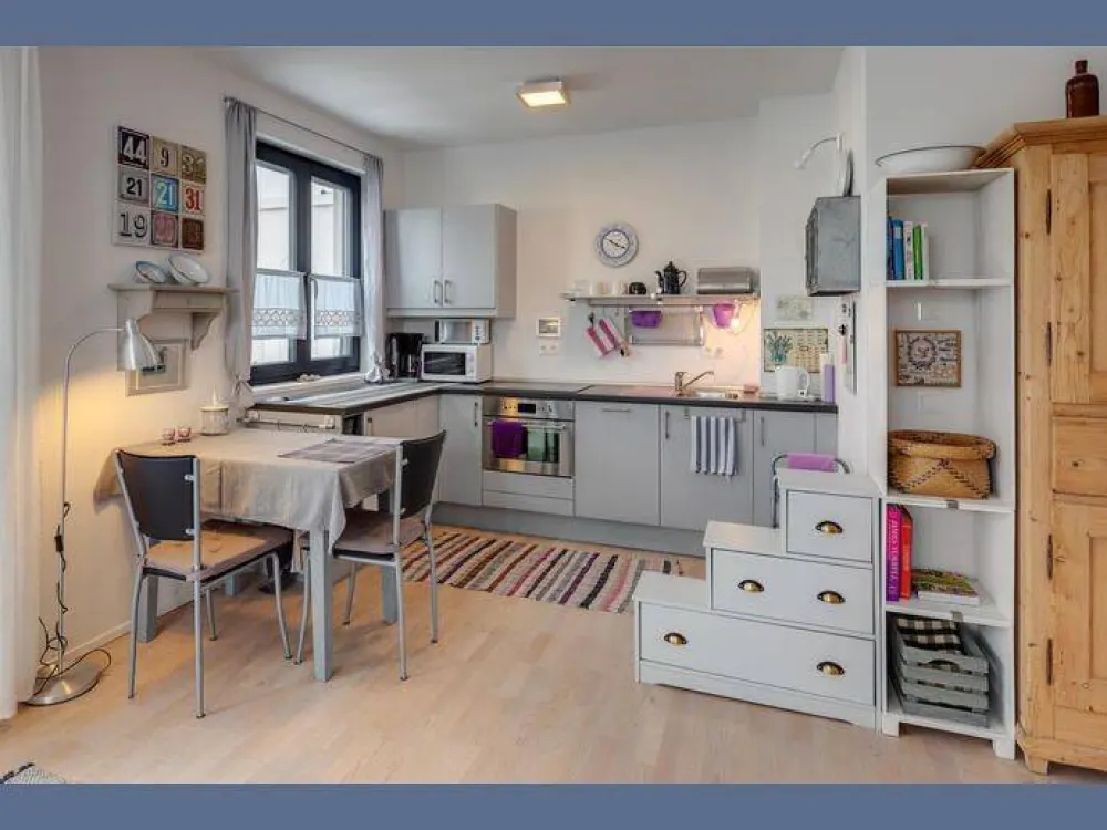 Möbliert: Großzügige 2-Zimmer Wohnung mit Einzelstellplatz