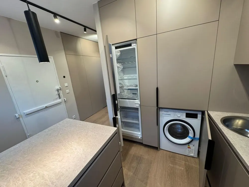 Neuwertig kernsanierte 2-Zimmer-Wohnung mit Balkon, Designer-Küche & Ankleide in Westend