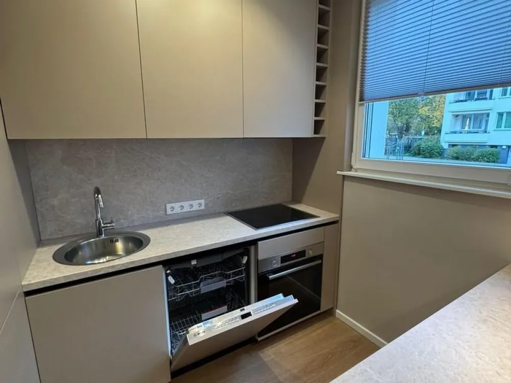 Neuwertig kernsanierte 2-Zimmer-Wohnung mit Balkon, Designer-Küche & Ankleide in Westend