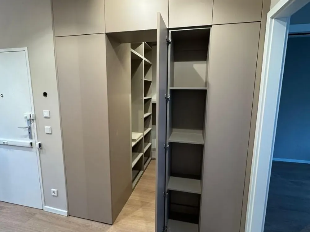 Neuwertig kernsanierte 2-Zimmer-Wohnung mit Balkon, Designer-Küche & Ankleide in Westend