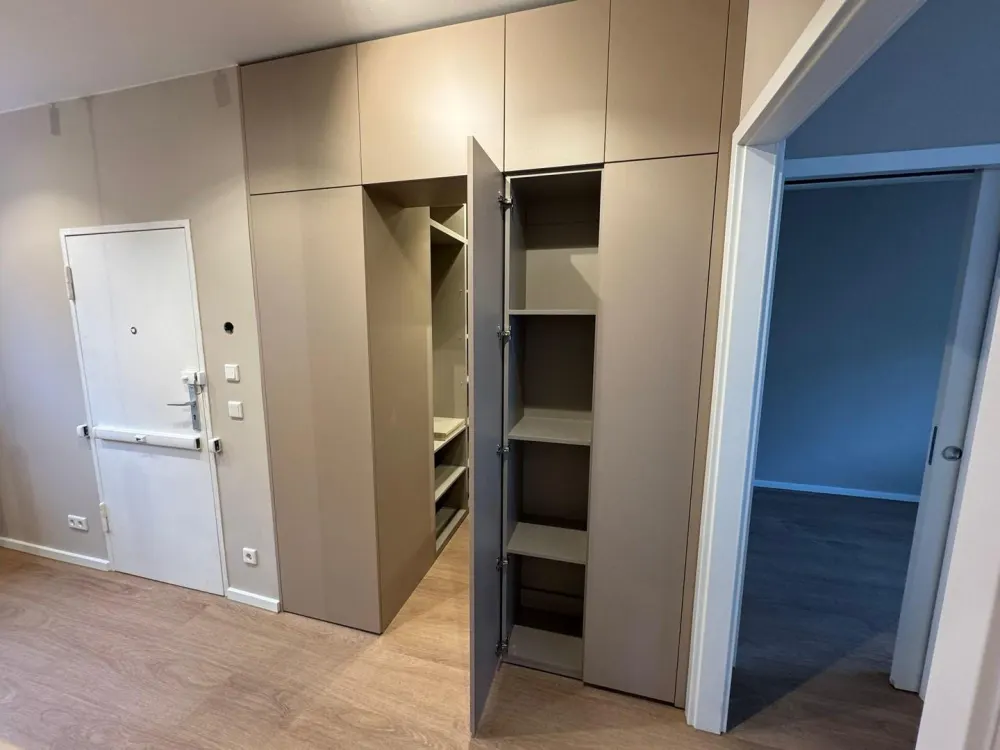 Neuwertig kernsanierte 2-Zimmer-Wohnung mit Balkon, Designer-Küche & Ankleide in Westend
