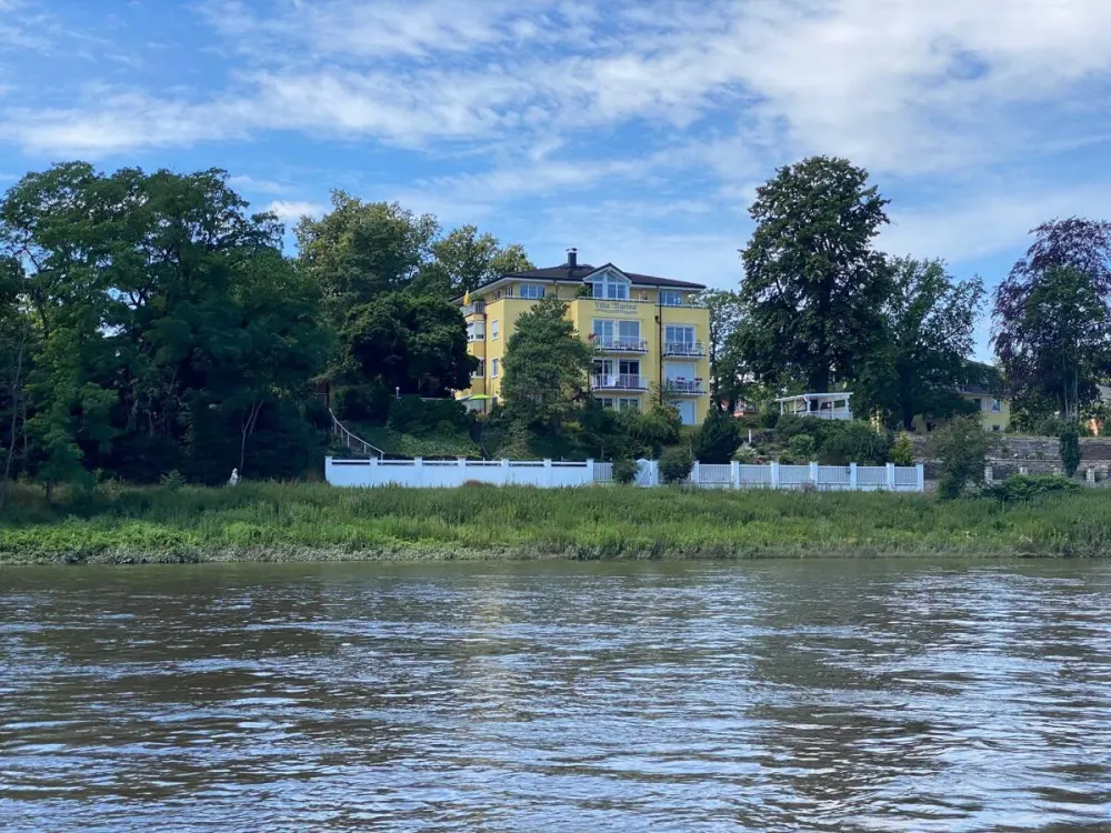 Monatsweise möbliert mieten. Traumhaft DIREKT an der ELBE