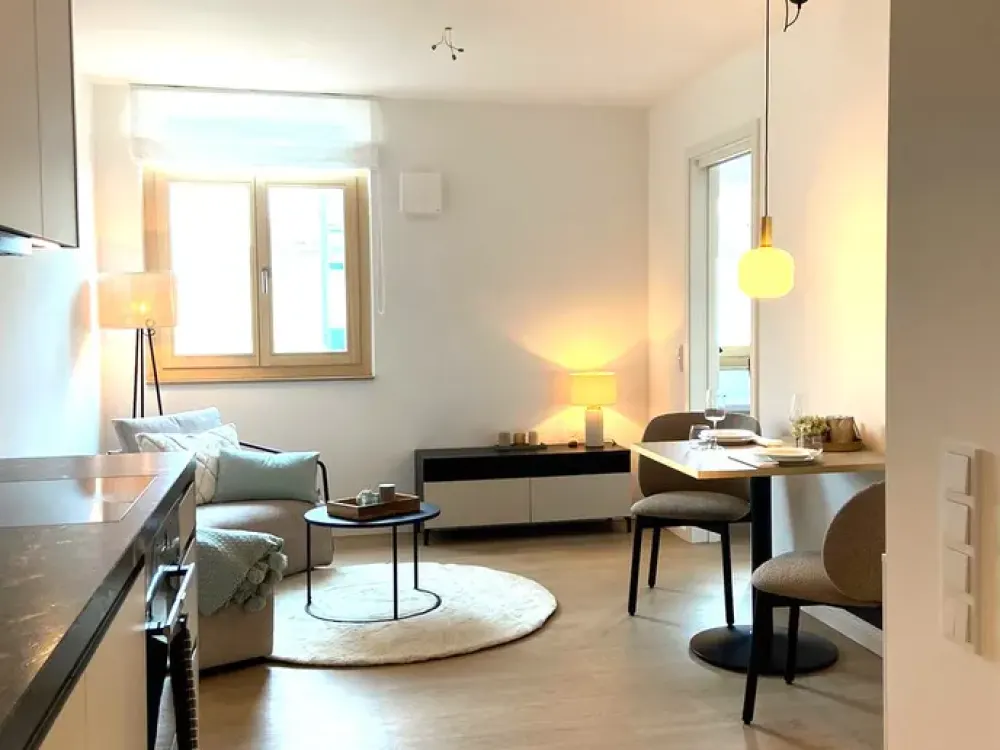 MITTEN IM LEBEN: URBANES FLAIR, TOP-LAGE | HOCHWERTIG MÖBLIERTES - 1,5-ZIMMER-APARTMENT