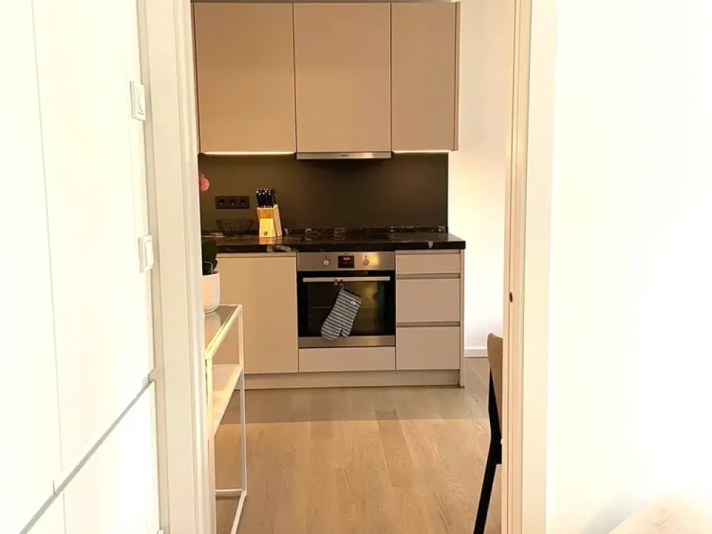 MITTEN IM LEBEN: URBANES FLAIR, TOP-LAGE | HOCHWERTIG MÖBLIERTES - 1,5-ZIMMER-APARTMENT