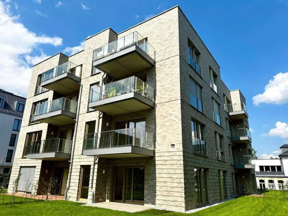 * Traumblick - HafenCity - großzügige und moderne 3-Raumwohnung mit Balkon - direkt an der Elbe*