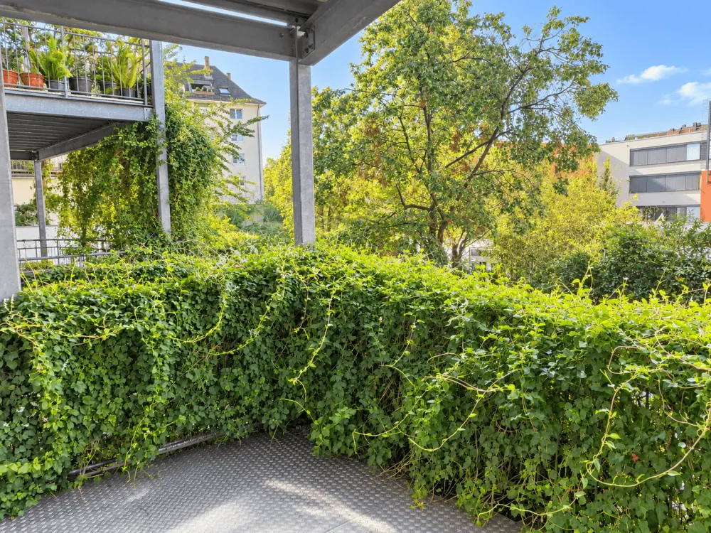 Freshly Painted Loft Apartment in Quiet Courtyard Location with Balcony Terrace and Wellness Bathtub