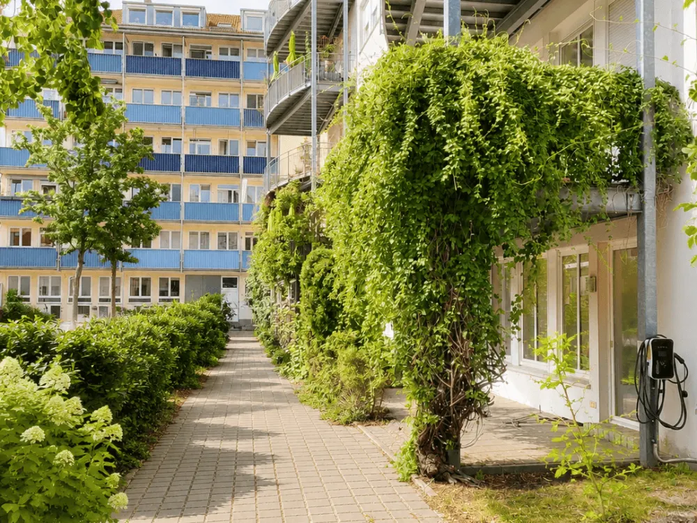 Freshly Painted Loft Apartment in Quiet Courtyard Location with Balcony Terrace and Wellness Bathtub