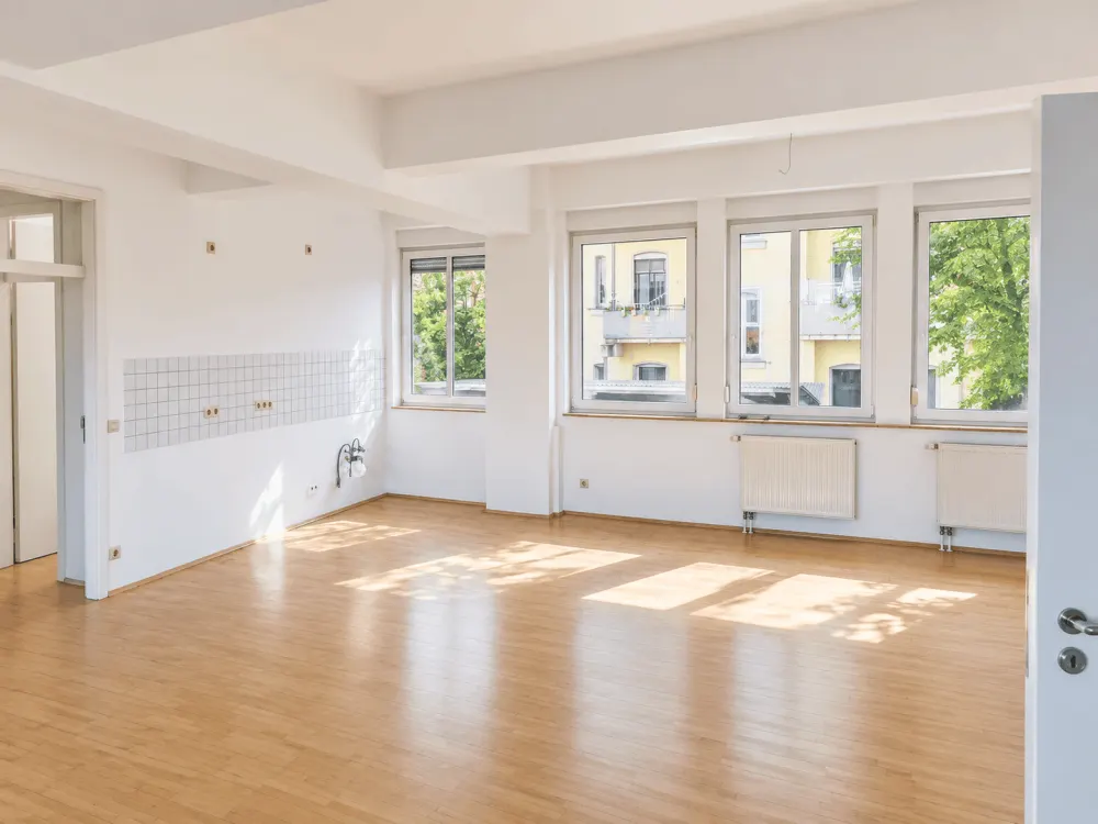 Freshly Painted Loft Apartment in Quiet Courtyard Location with Balcony Terrace and Wellness Bathtub