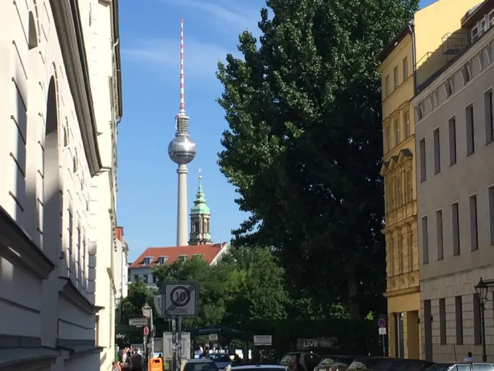 Bright 2 rooms apartment on the 2nd floor of a charming Altbau in best Berlin Mitte area