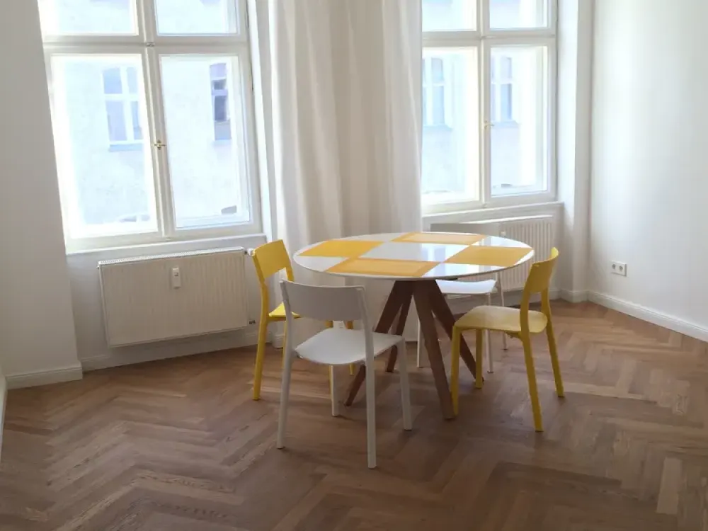 Bright 2 rooms apartment on the 2nd floor of a charming Altbau in best Berlin Mitte area